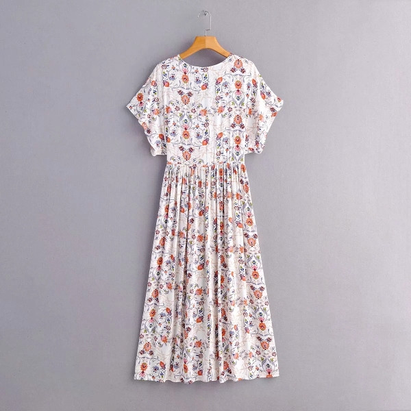 Hosszú alkalmi ruha V-nyakú és rövid ujjú fehér és virágmintás