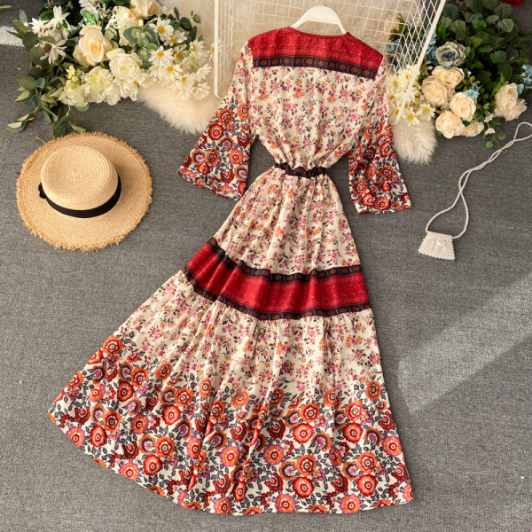 Virágmintás hosszú női ruha V-nyakkal és gombokkal