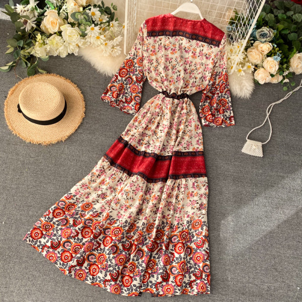 Virágmintás hosszú női ruha V-nyakkal és gombokkal