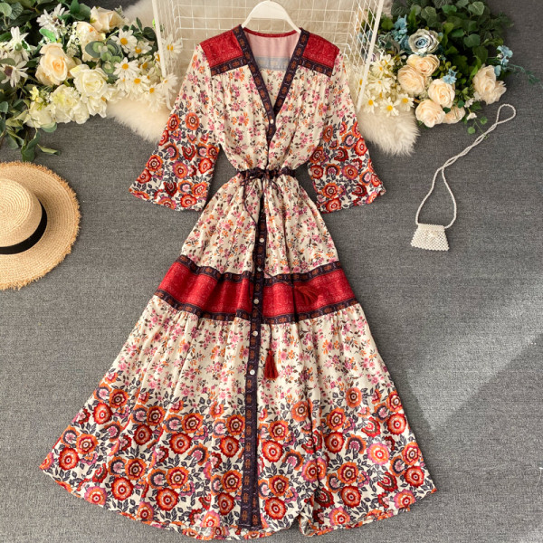 Virágmintás hosszú női ruha V-nyakkal és gombokkal