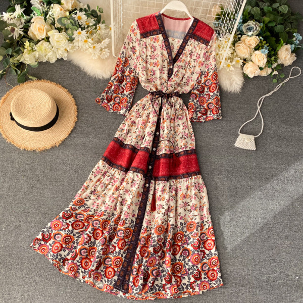 Virágmintás hosszú női ruha V-nyakkal és gombokkal