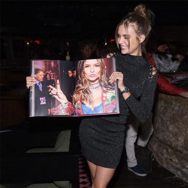 Κομψό γυναικείο κοντό φόρεμα με μακρύ μανίκι και ψηλό κολάρο σε γκρι χρώμα