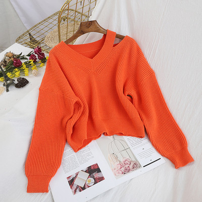 Női pulóver spitz nyakkivágással és kivágásokkal több színben