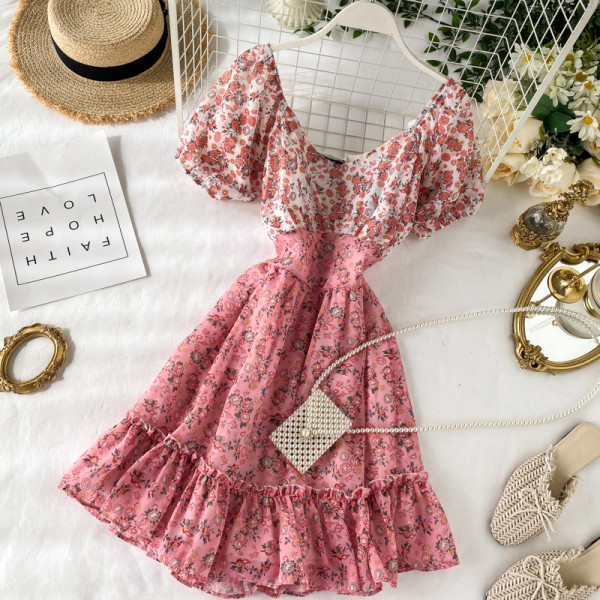 Virágmintás női ruha, rövid ujjú kerek nyakkivágással, rózsaszínben