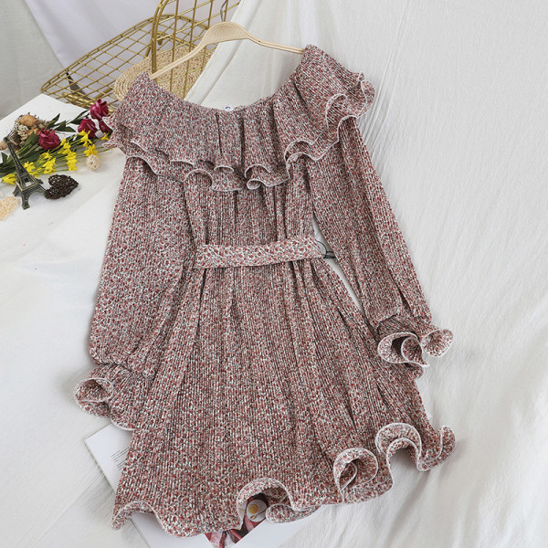 Női ruha csónakos nyakkivágással, övvel és virágmotívumokkal több színben