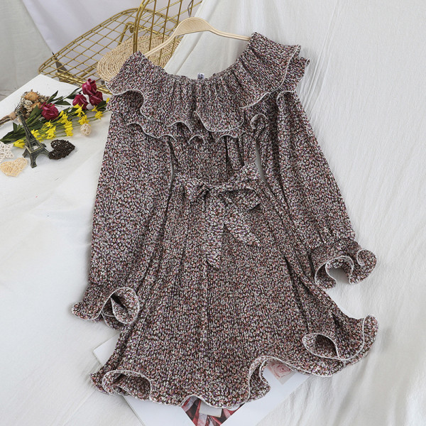 Női ruha csónakos nyakkivágással, övvel és virágmotívumokkal több színben