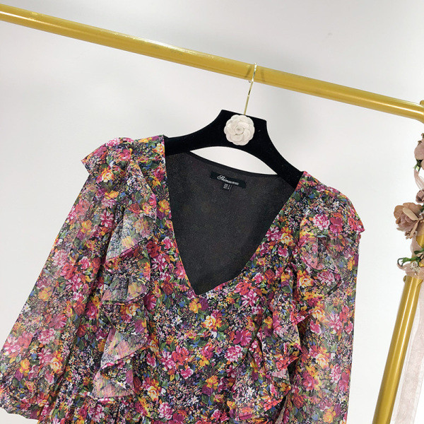 Μοντέρνο μακρύ φόρεμα σιφόν με λαιμόκοψη V με βολάν  και φυτικά μοτίβα 