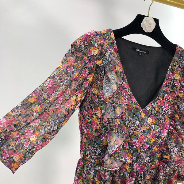 Μοντέρνο μακρύ φόρεμα σιφόν με λαιμόκοψη V με βολάν  και φυτικά μοτίβα 