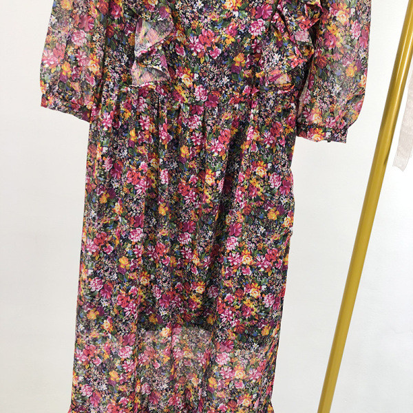 Μοντέρνο μακρύ φόρεμα σιφόν με λαιμόκοψη V με βολάν  και φυτικά μοτίβα 