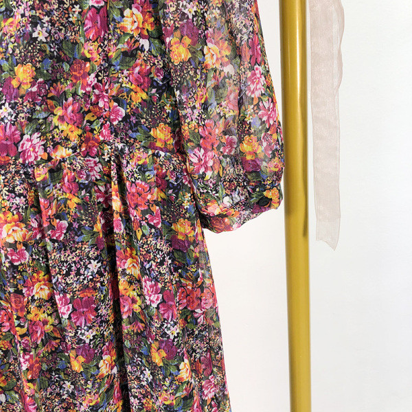 Μοντέρνο μακρύ φόρεμα σιφόν με λαιμόκοψη V με βολάν  και φυτικά μοτίβα 