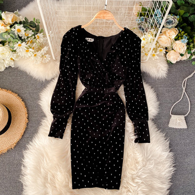 Κομψό γυναικείο φόρεμα από βελούδο με λαιμόκοψη στο μαύρο χρώμα