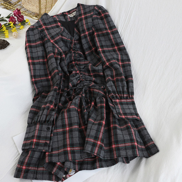 Rochie de damă modernă în carouri, cu decolteu spitz și mâneci lungi, de culoare gri și albastru