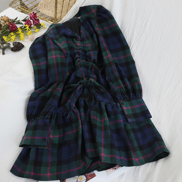 Rochie de damă modernă în carouri, cu decolteu spitz și mâneci lungi, de culoare gri și albastru