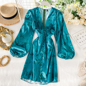 Modern női ruha virágmintás V-nyakú, széles ujjú kék színben