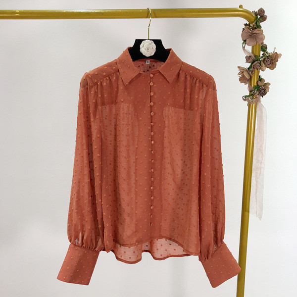 Női alkalmi ing klasszikus gallérral, fehér és barna gombokkal