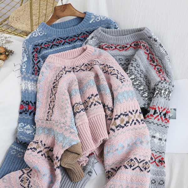 Retro stílusú, kerek nyakkivágású női pulóver fehér, szürke, kék és rózsaszín színekben