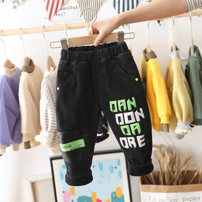 Gyermek farmernadrág fiúknak fekete felirattal és zsebekkel