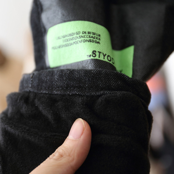 Gyermek farmernadrág fiúknak fekete felirattal és zsebekkel