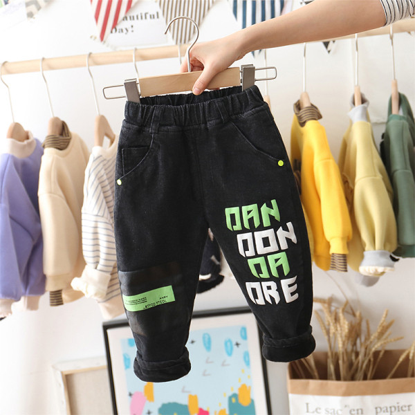 Gyermek farmernadrág fiúknak fekete felirattal és zsebekkel