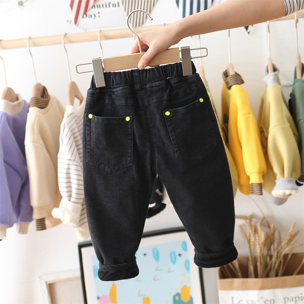 Gyermek farmernadrág fiúknak fekete felirattal és zsebekkel