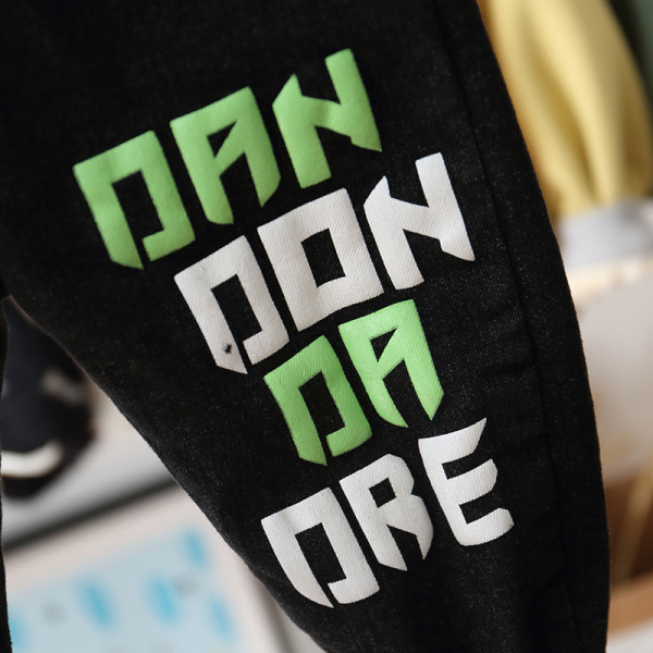 Gyermek farmernadrág fiúknak fekete felirattal és zsebekkel