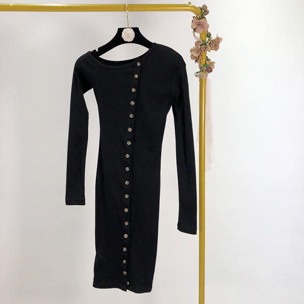 Testhezálló női ruha, fekete gombokkal