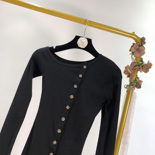 Testhezálló női ruha, fekete gombokkal