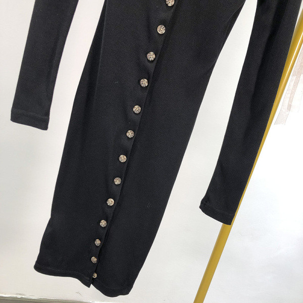 Testhezálló női ruha, fekete gombokkal