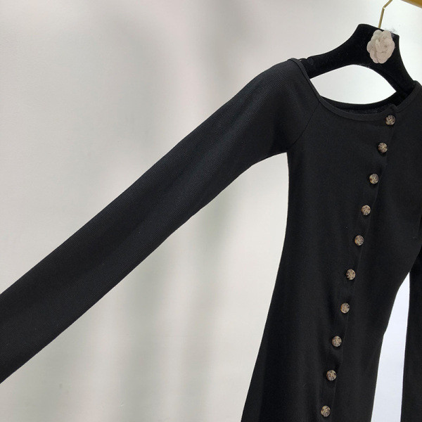 Testhezálló női ruha, fekete gombokkal