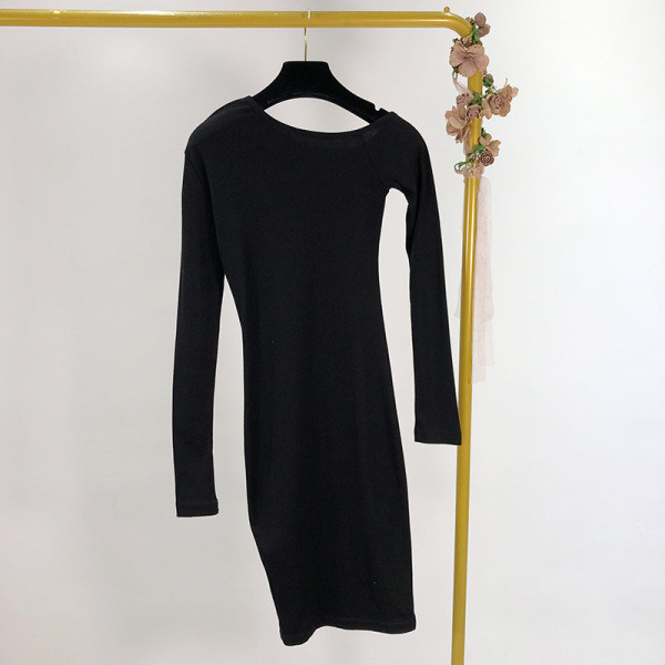 Testhezálló női ruha, fekete gombokkal