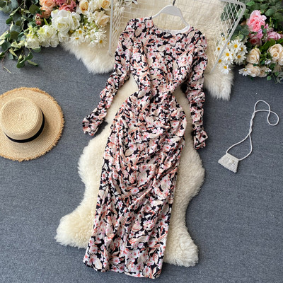 Virágmintás retro női ruha kerek nyakkivágással, fekete színben