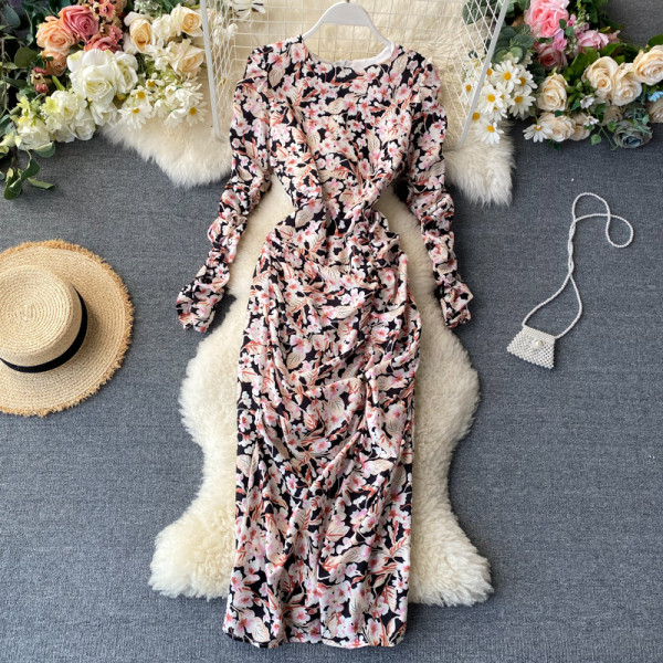 Virágmintás retro női ruha kerek nyakkivágással, fekete színben