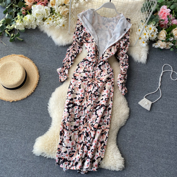 Virágmintás retro női ruha kerek nyakkivágással, fekete színben