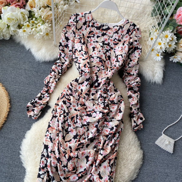 Virágmintás retro női ruha kerek nyakkivágással, fekete színben
