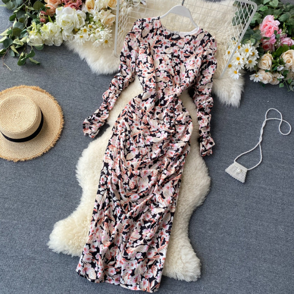 Virágmintás retro női ruha kerek nyakkivágással, fekete színben