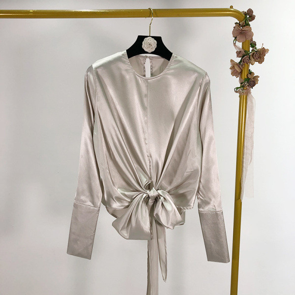 Modern szatén ing derékkötővel és szürke ovális nyakkivágással