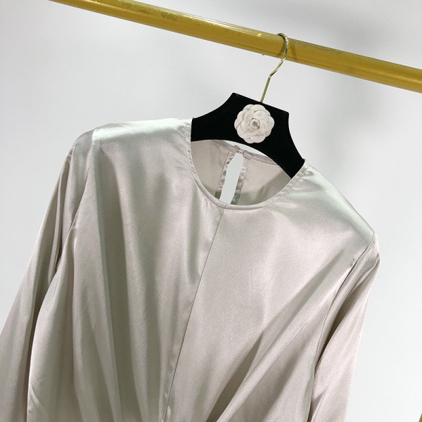 Modern szatén ing derékkötővel és szürke ovális nyakkivágással