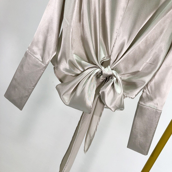 Modern szatén ing derékkötővel és szürke ovális nyakkivágással