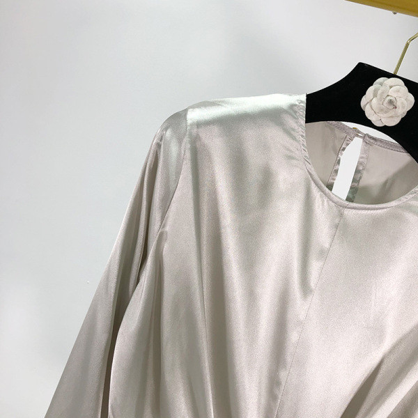 Modern szatén ing derékkötővel és szürke ovális nyakkivágással