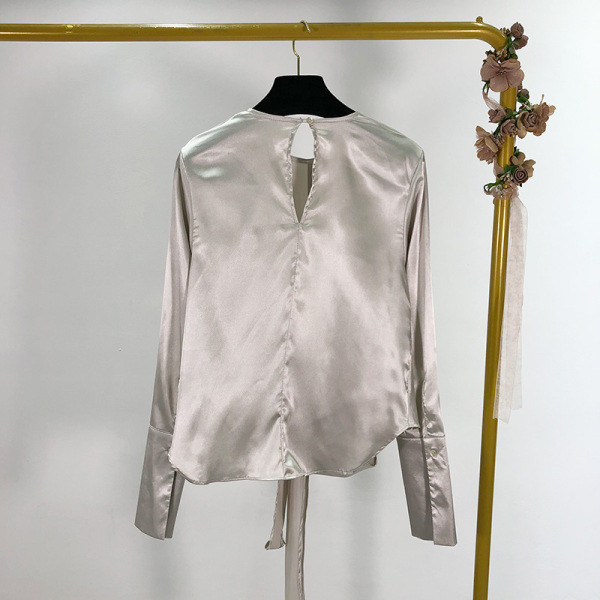 Modern szatén ing derékkötővel és szürke ovális nyakkivágással