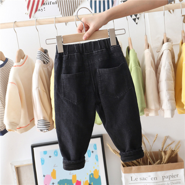 Gyerekfarmer fiúknak puha béléssel és fekete emblémákkal