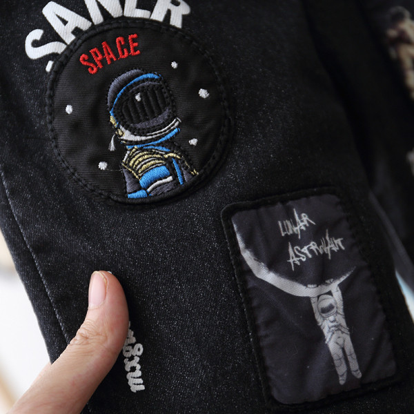 Gyerekfarmer fiúknak puha béléssel és fekete emblémákkal