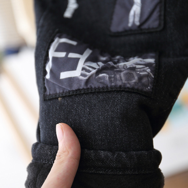 Gyerekfarmer fiúknak puha béléssel és fekete emblémákkal