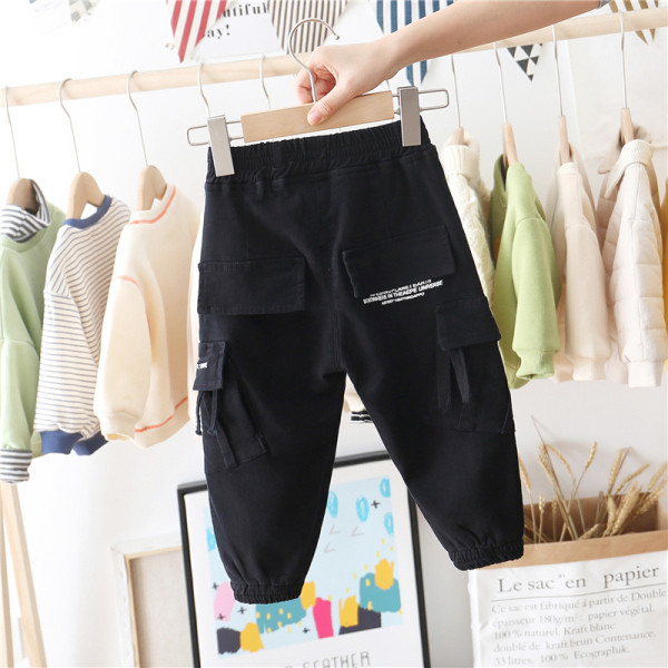 Модерен детски панталон за момчета в черен цвят с надписи и джобове