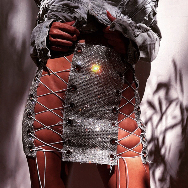 ÚJ modell női rövid szoknya megkötővel, magas derékkal, ezüst színben