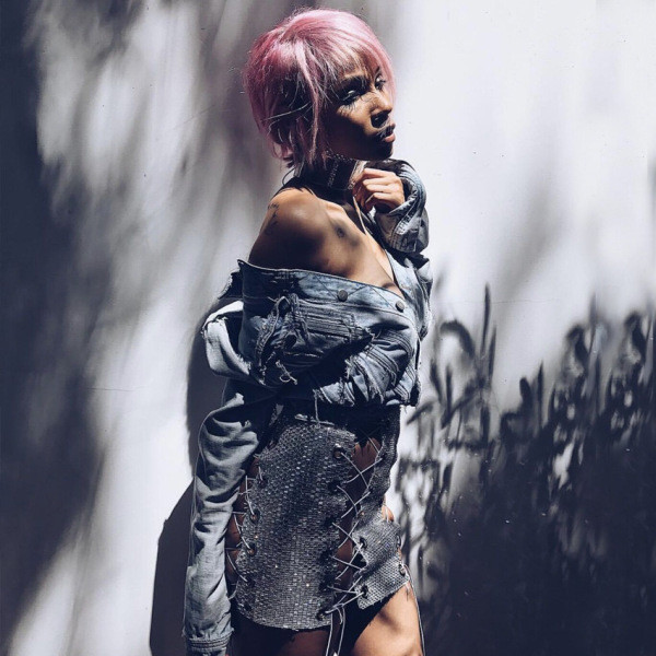 ÚJ modell női rövid szoknya megkötővel, magas derékkal, ezüst színben