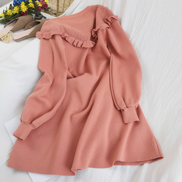 Női kötött ruha ovális nyakkivágással és hosszú ujjú fehér, fekete, piros és rózsaszín színben