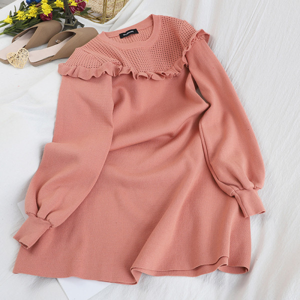 Női kötött ruha ovális nyakkivágással és hosszú ujjú fehér, fekete, piros és rózsaszín színben