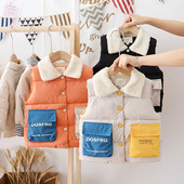 Gyerekmellény fiúknak fekete, fehér és narancssárga színben, gombokkal és zsebekkel