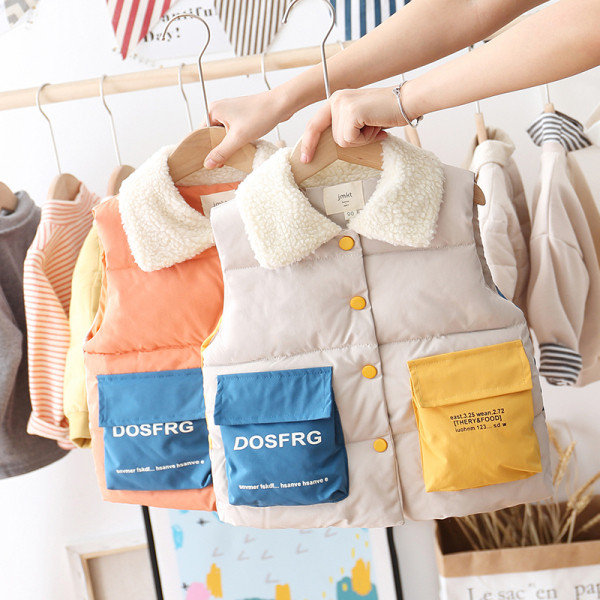 Gyerekmellény fiúknak fekete, fehér és narancssárga színben, gombokkal és zsebekkel